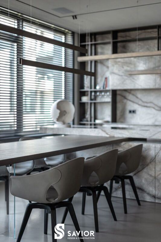 Phòng bếp thiết kế mở với tông màu đơn sắc