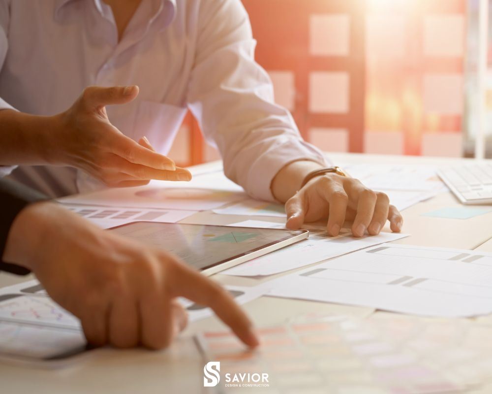 Kiến trúc sư gặp gỡ khách hàng và tìm hiểu thông tin về dự án