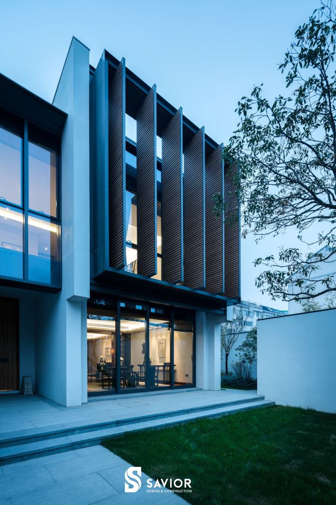 Phía trước sân vườn thông thoáng mang lại không gian thoải mái