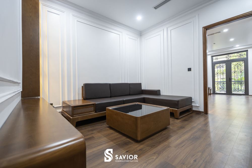 4 mẫu biệt thự gỗ óc chó SANG TRỌNG xứng đáng tham khảo nhất 21 Phòng khách phụ tại tầng 2 với bộ sofa gỗ óc chó