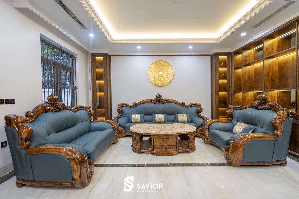 4 mẫu biệt thự gỗ óc chó SANG TRỌNG xứng đáng tham khảo nhất 4 Không gian phòng khách sang trọng, bề thế với bộ sofa ấn tượng