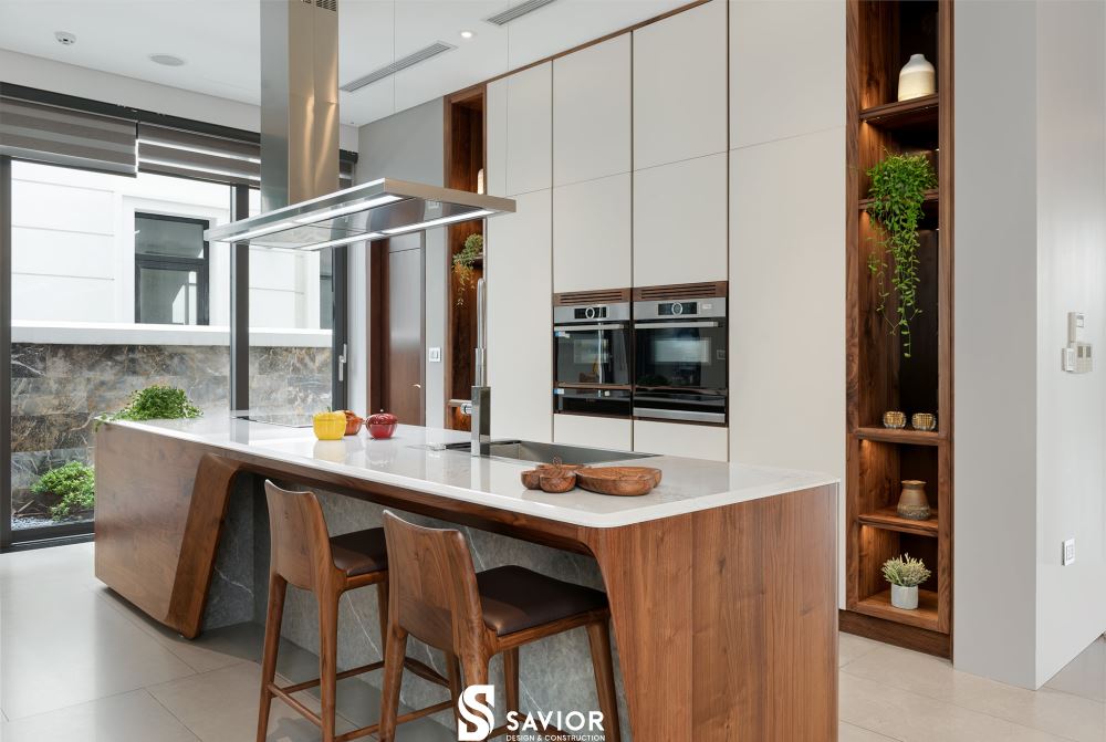 4 mẫu biệt thự gỗ óc chó SANG TRỌNG xứng đáng tham khảo nhất 37 Nhà bếp hiện đại, kết hợp giữa gỗ óc chó và gỗ công nghiệp