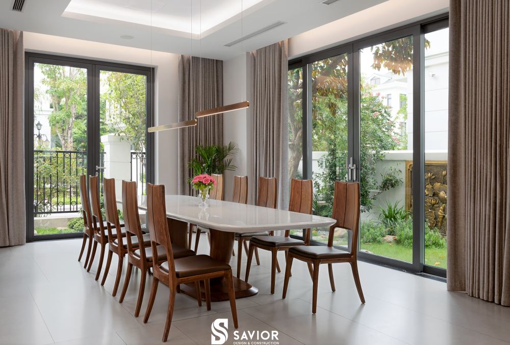 4 mẫu biệt thự gỗ óc chó SANG TRỌNG xứng đáng tham khảo nhất 38 Biệt thự sử dụng nhiều ô cửa kính lớn, tận dụng nguồn sáng tự nhiên