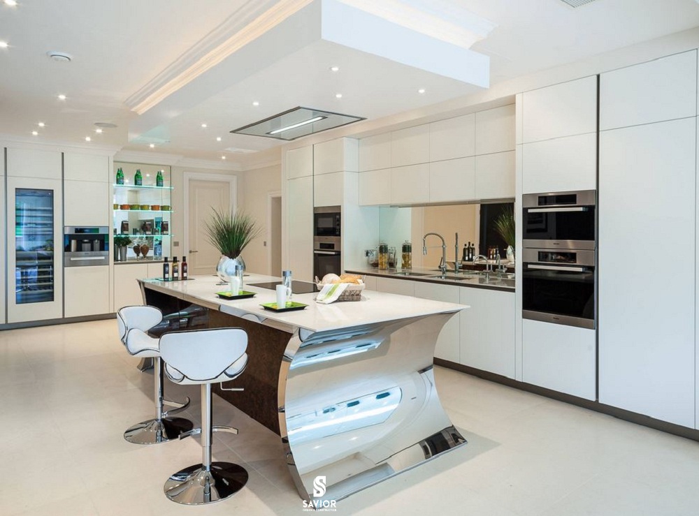 Phòng bếp được sáng hơn nhờ sự phản chiếu của các nguồn sáng