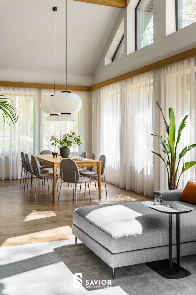 Ngôi nhà sử dụng rất nhiều ô cửa sổ lớn mang đến không gian mở thoáng đãng