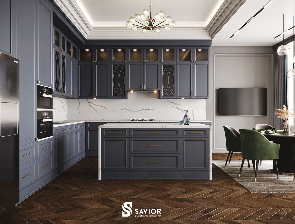 Hệ tủ bếp được trang trí bằng những đường phào chỉ - nét đặc trưng của phong cách tân cổ điển