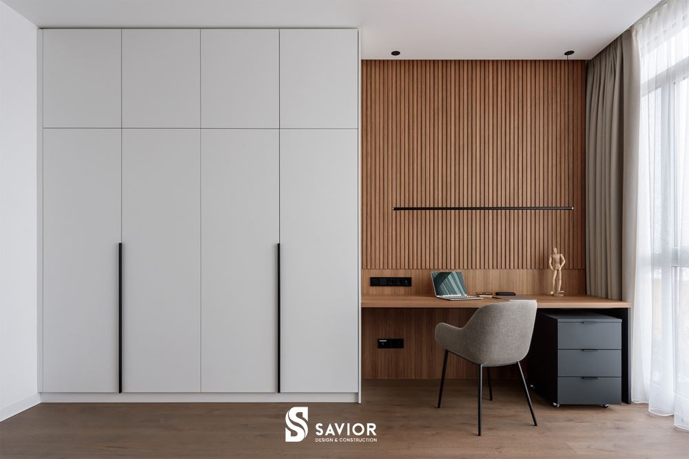 Khu vực làm việc kết hợp bên cạnh hệ tủ quần áo âm tường gọn gàng