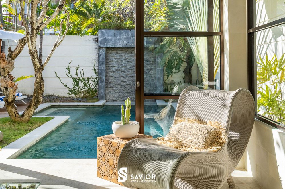 Không gian mở nhìn ra hồ bơi thoáng mát