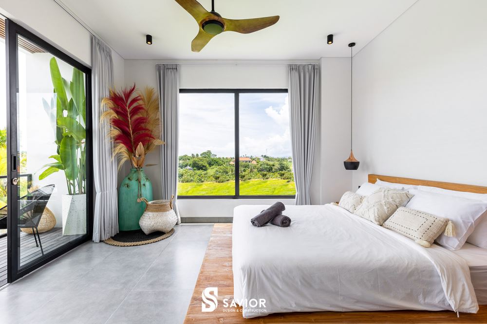 Ánh sáng tự nhiên được tận dụng nhờ những ô cửa sổ lớn sát mặt đất