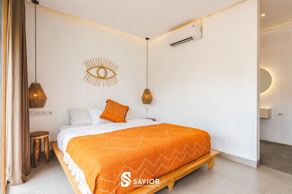 Tông màu chủ đạo là trắng với sắc cam nổi bật làm điểm nhấn