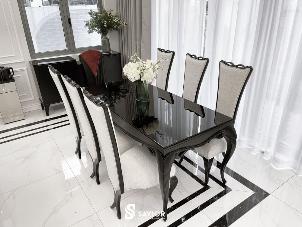 Cận cạnh bộ bàn ăn của mẫu thiết kế nội thất biệt thự liền kề tan cổ điển