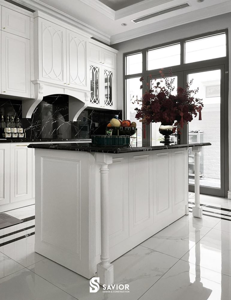 Khu vực bếp nấu thoáng đãng nhờ hệ cửa sổ lớn bên cạnh