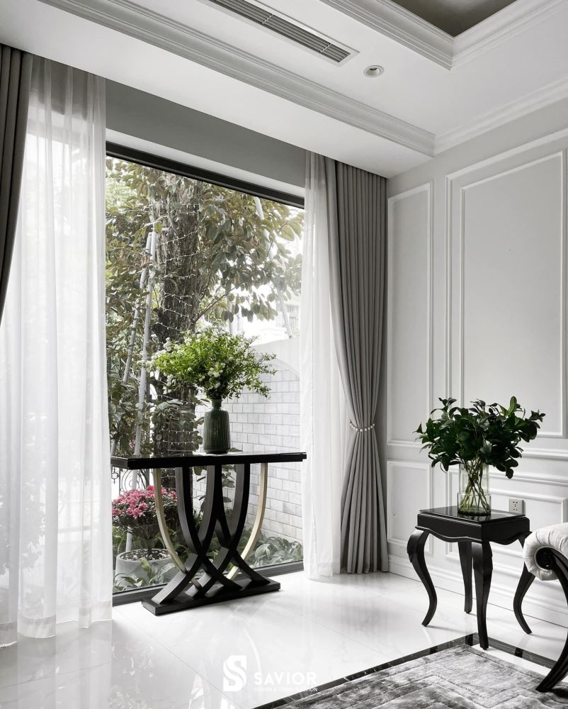 Các góc của căn biệt thự đều được trang trí hoa theo sở thích của gia chủ