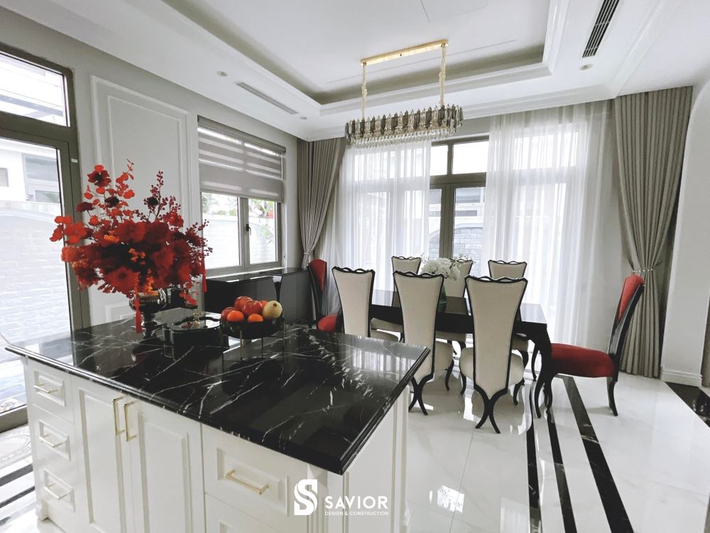 Căn bếp sử dụng rất nhiều hệ cửa sổ thông thoáng