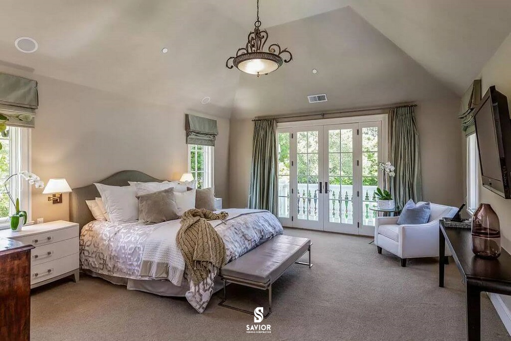 Rèm cửa màu xanh tạo điểm nhấn nổi bật cho toàn bộ phòng ngủ