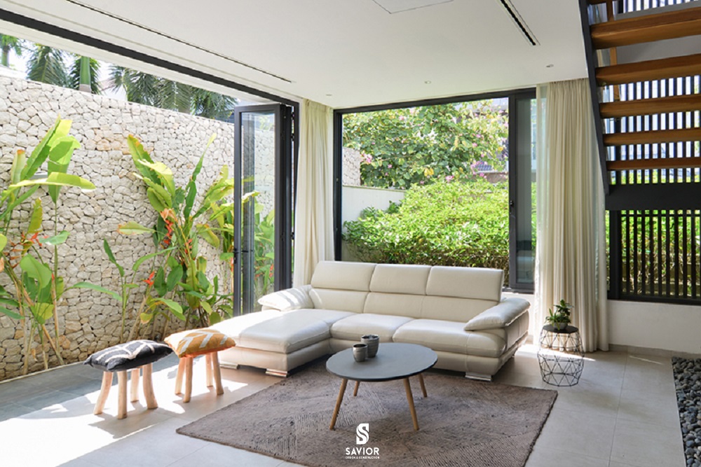 Ý tưởng thiết kế nội thất phòng khách biệt thự đẹp từng cm 15 Phòng khách được thiết kế đơn giản nhưng sang trọng, hài hòa với thiên nhiên