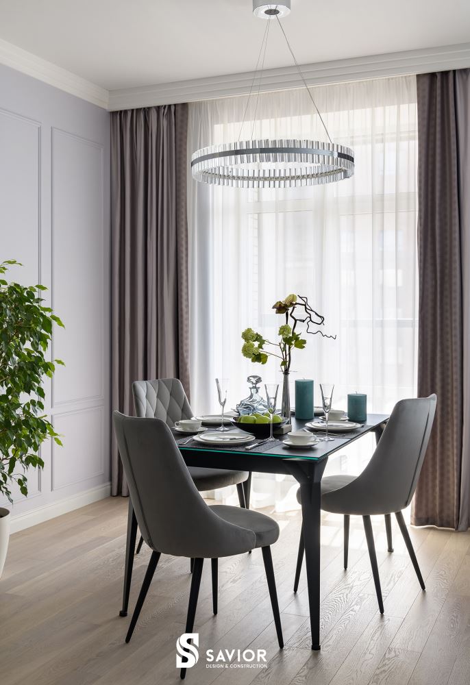 Không gian bàn ăn bên cạnh ô cửa sổ thông thoáng