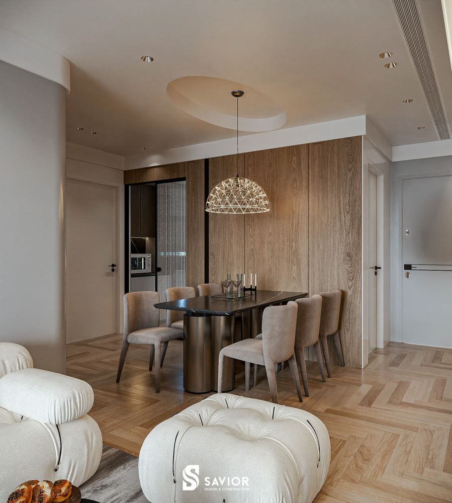 Chiếc đèn chùm tạo thêm điểm nhấn cho không gian bàn ăn của gia đình