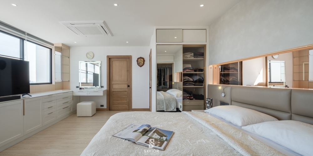 Phòng ngủ rộng rãi với gam màu trắng nâu tạo không gian ấm cúng.