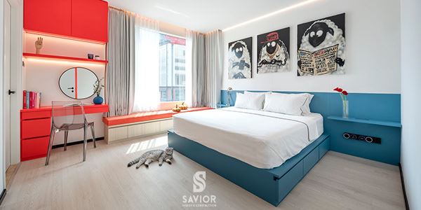 Phòng ngủ tối giản được thiết kế theo tông màu xanh - đỏ chủ đạo
