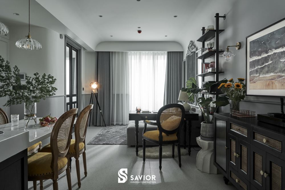 Phòng khách tối giản với gam màu trắng - xám tạo nên không gian độc đáo, nổi bật