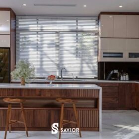 Nhà bếp với tông màu trắng, nâu đẹp mắt