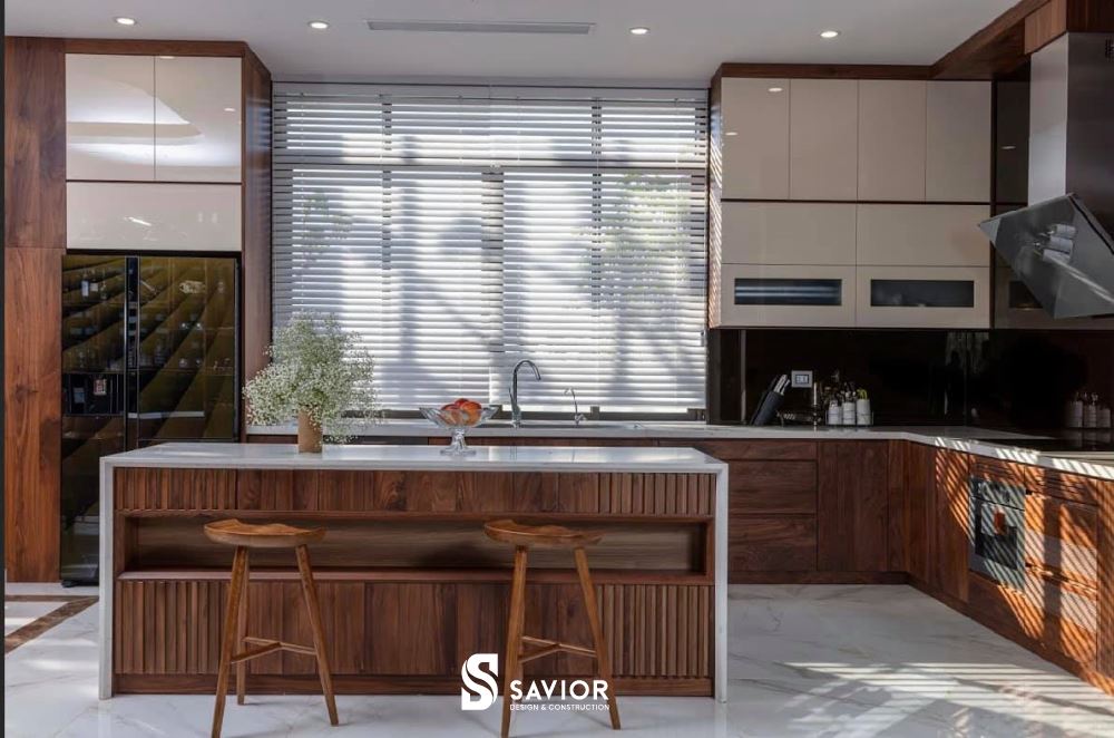 Nhà bếp với tông màu trắng, nâu đẹp mắt