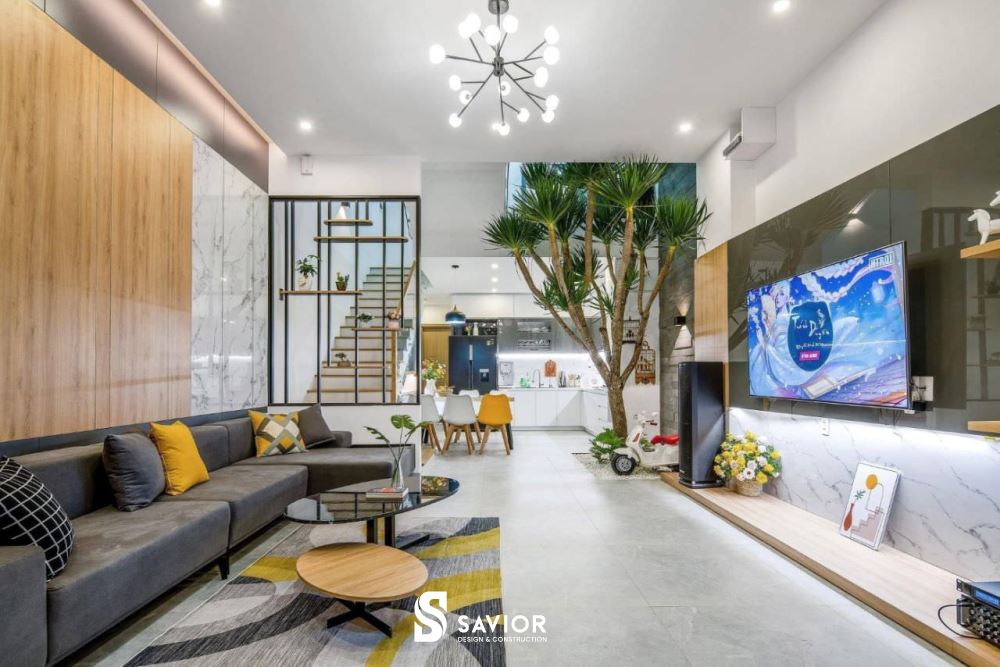 Phòng khách liền kề cầu thang thuận tiện cho nhà ống