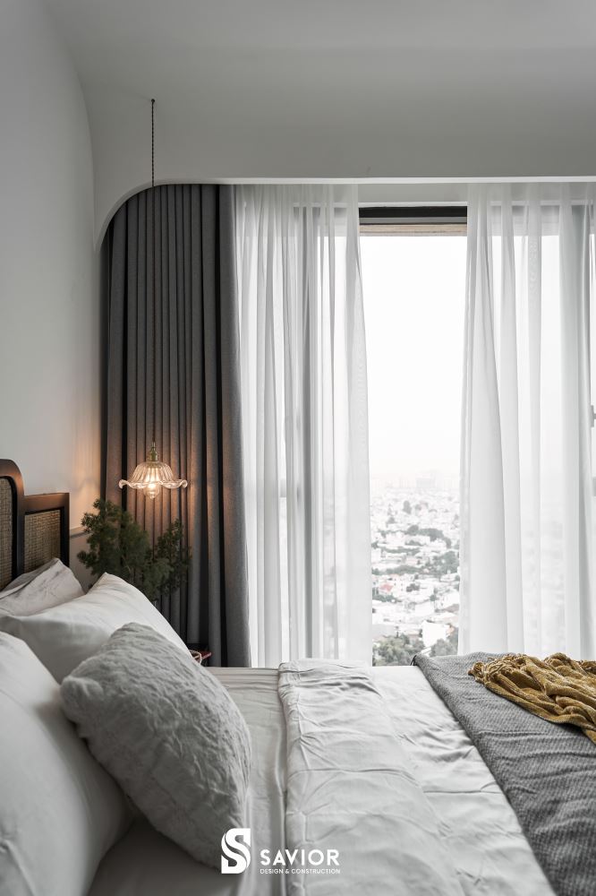 Phòng ngủ thiết kế theo hướng tận dụng ánh sáng tự nhiên với cửa sổ lớn và rèm cửa tối màu
