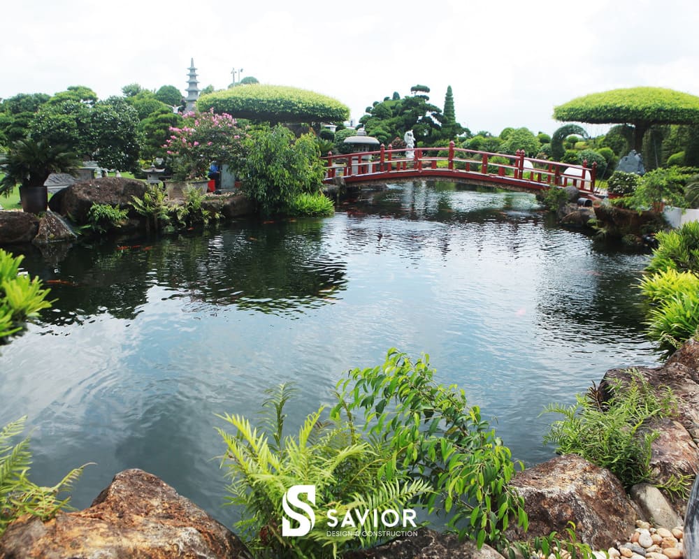 Biệt thự sân vườn có hồ nước yên bình