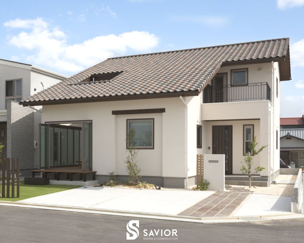 Nhà mái Thái có gác lửng và ban công nhỏ