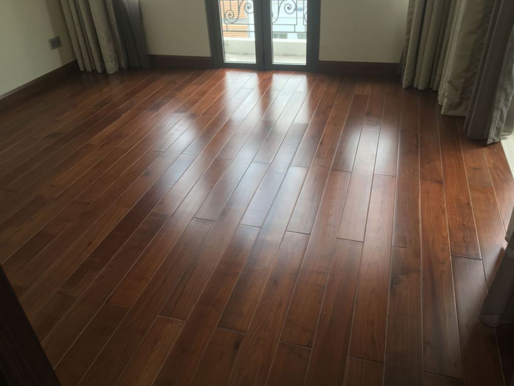 9 kiểu lát sàn gỗ óc chó đẹp và báo giá mới nhất 2024 3 Phương pháp thi công sàn bằng keo dán tiện lợi, tiết kiệm